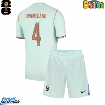 Frankrike Dayot Upamecano #4 Bortedraktsett Barn VM 2026 Kortermet (+ Korte bukser)